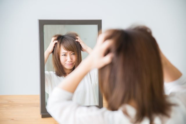 頭を抱える